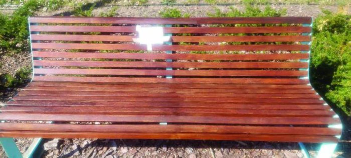 Tak się teraz prezentują pomalowane przez mieszkanki ławeczki na przystani