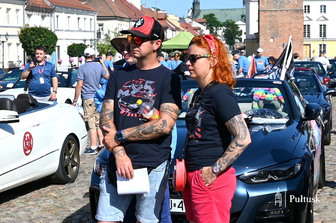 Ponad 60 załóg wystartowało z Pułtuska w Charytatywnym Rajdzie Cabrio 2026 dla Jeremiego Pławińskiego