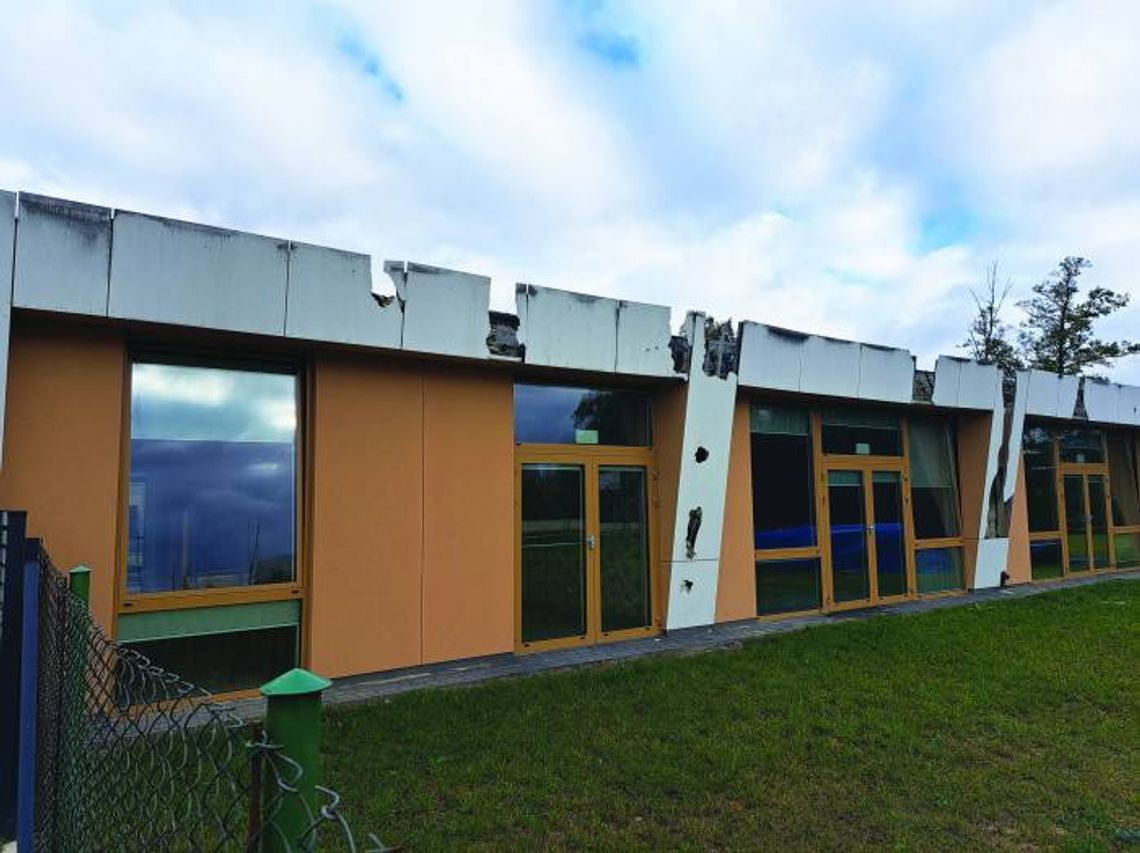 Postawieni pod ścianą