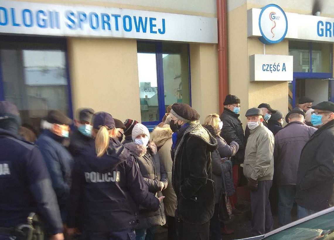 Przepychanki i policja pod Gajda med