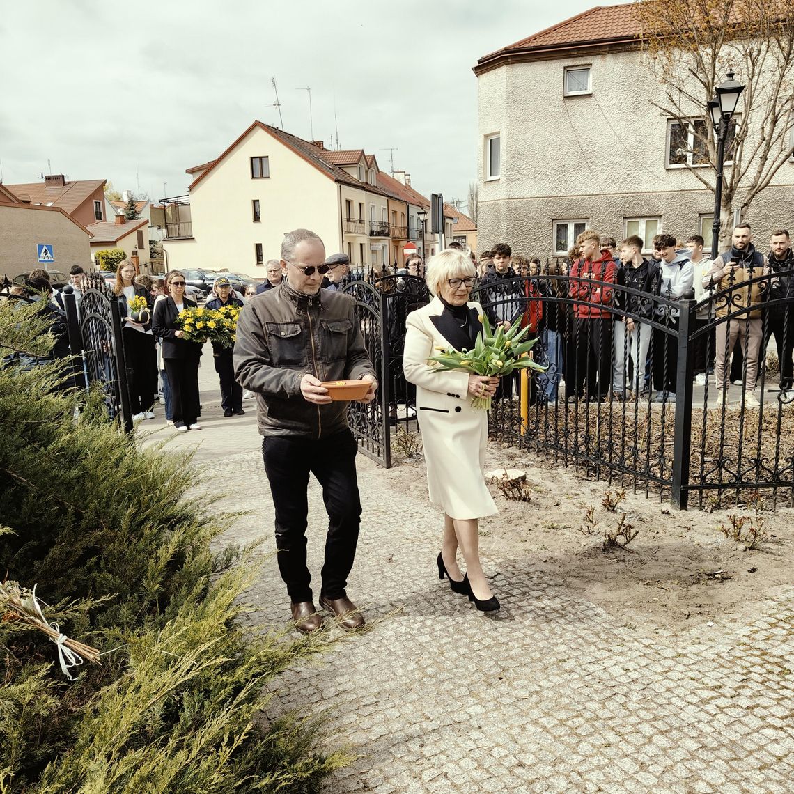 PRZY POMNIKU PAMIĘCI PUŁTUSKICH ŻYDÓW