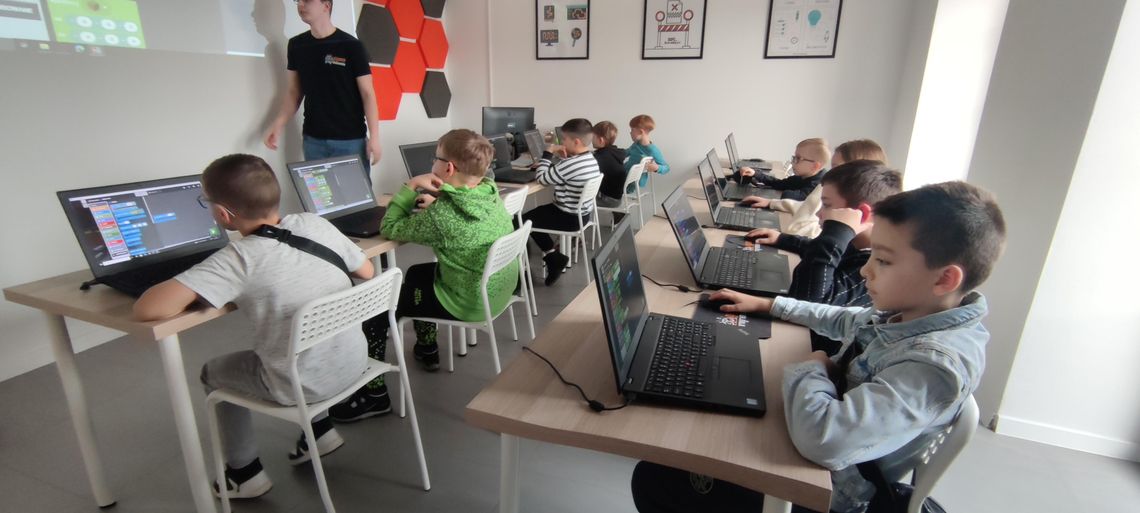 Pułtusk w elicie cyfrowej edukacji. Rusza kolejna edycja bezpłatnych warsztatów ClickOn – zmień granie na programowanie!