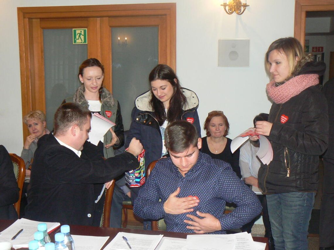 Radni sypnęli groszem