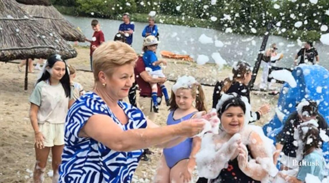 Radosne otwarcie sezonu letniego na plaży miejskiej w Pułtusku