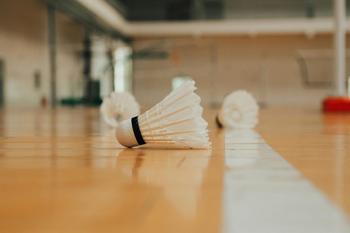 Rodzaje lotek w badmintonie – piórowe czy plastikowe?