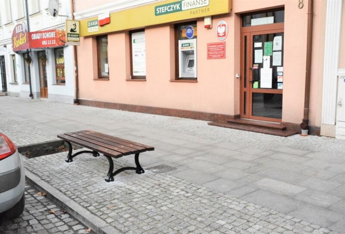Są ławeczki na Świętojańskiej