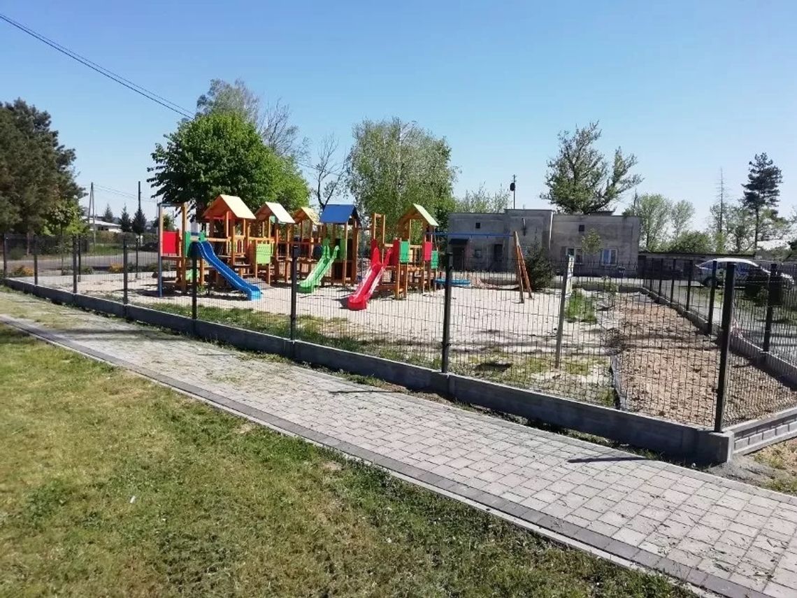 Skwerek i asfaltowa ścieżka