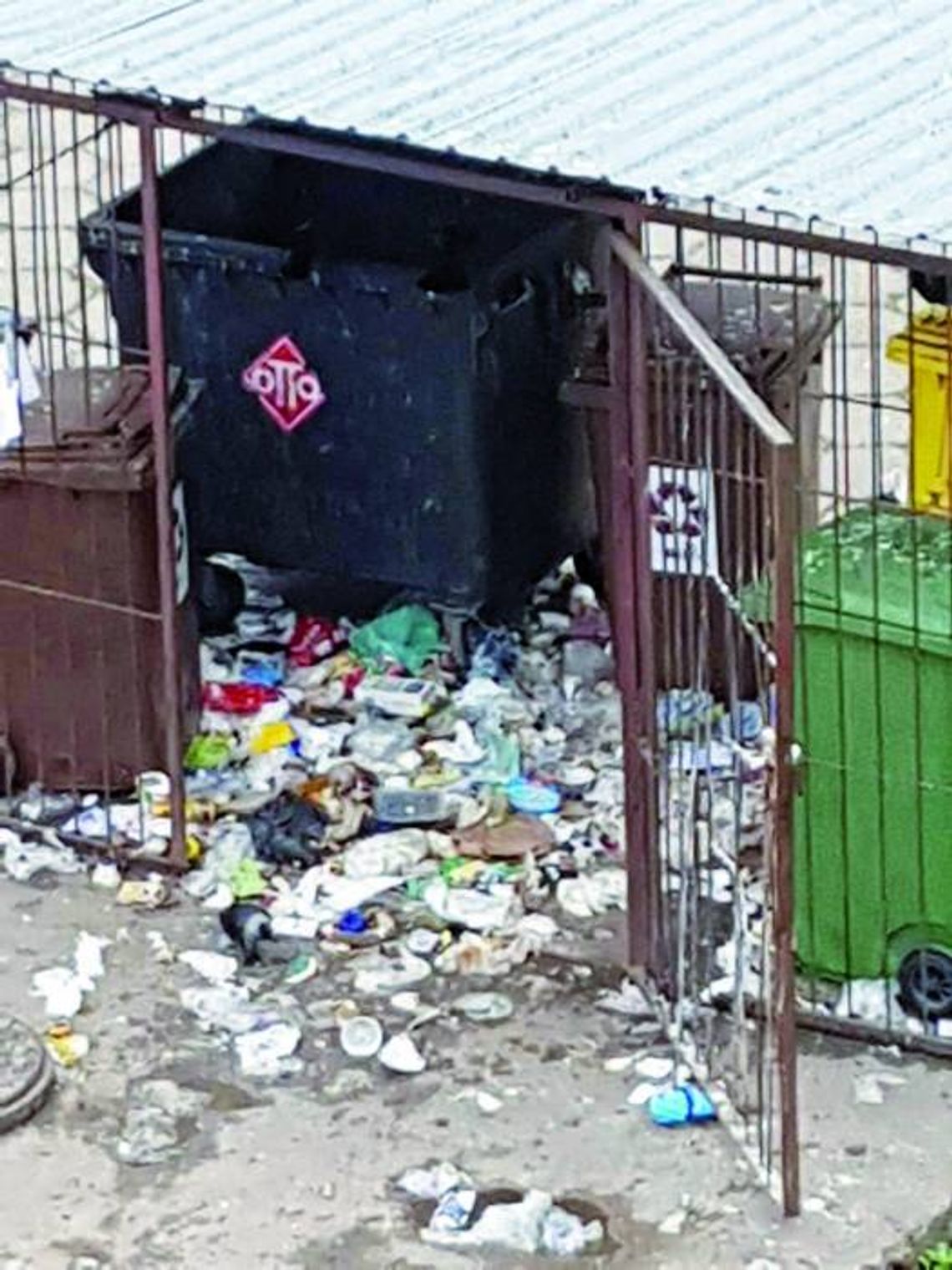 Śmieci zalegają, administracja się rozrasta