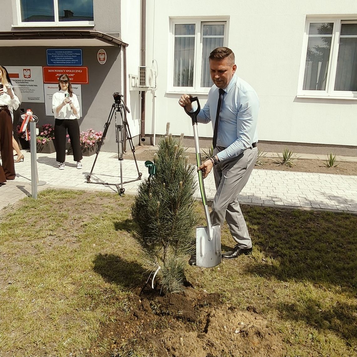 Starosta posadził drzewo. Zdjęcia z otwarcia Domu Pomocy Społecznej POD SOSNAMI Starosta posadził drzewo. Zdjęcia z otwarcia Domu Pomocy Społecznej POD SOSNAMI
