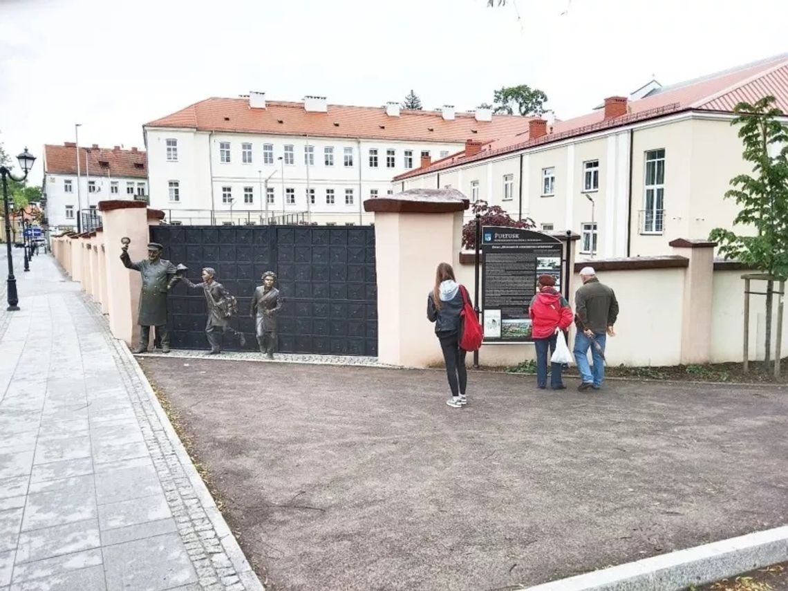 Świat "Wspomnień niebieskiego mundurka"