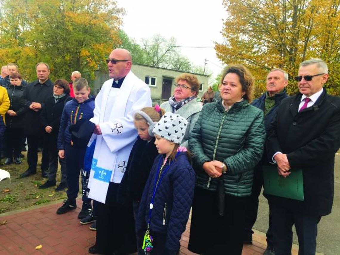 ŚWIECI BLASKIEM LATARNI
