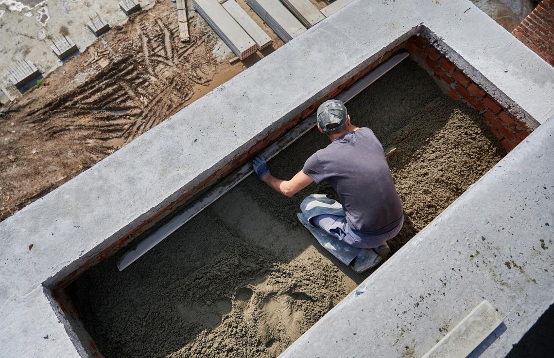 Szambo betonowe czy plastikowe? Porównanie, które ułatwi wybór