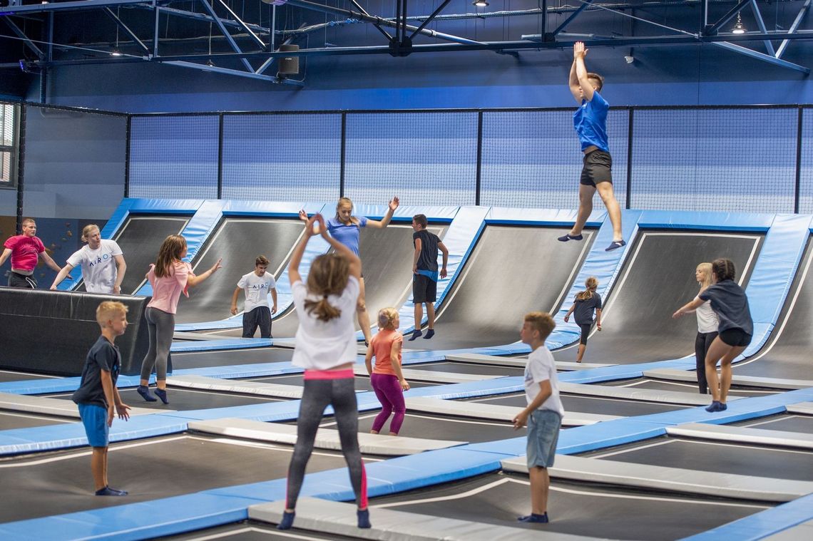 Szukasz aktywnej rozrywki w Warszawie? Odwiedź park trampolin!
