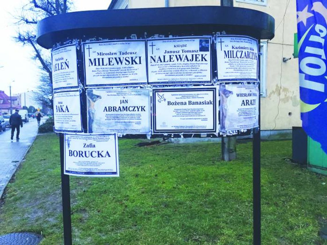TABLICA PEŁNA NEKROLOGÓW