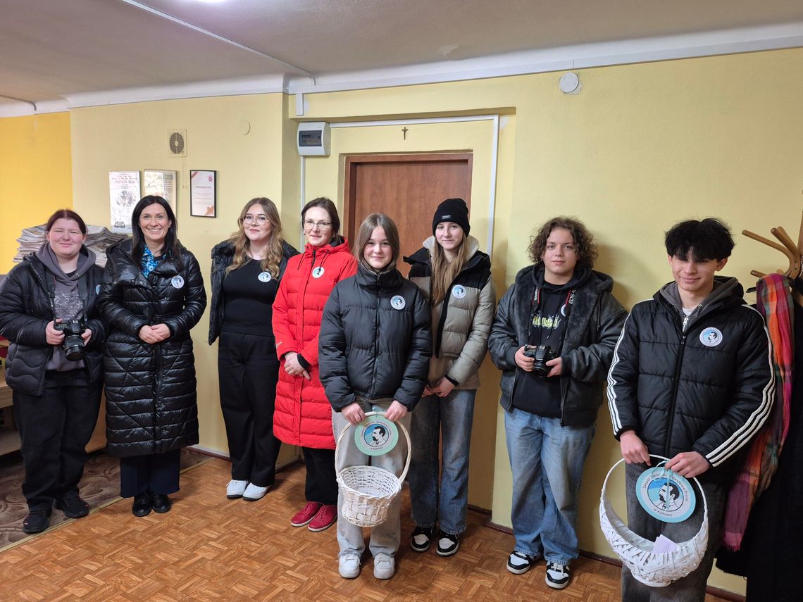 Uczniowie Prusa z kartkami życzliwości Uczniowie Prusa z kartkami życzliwości