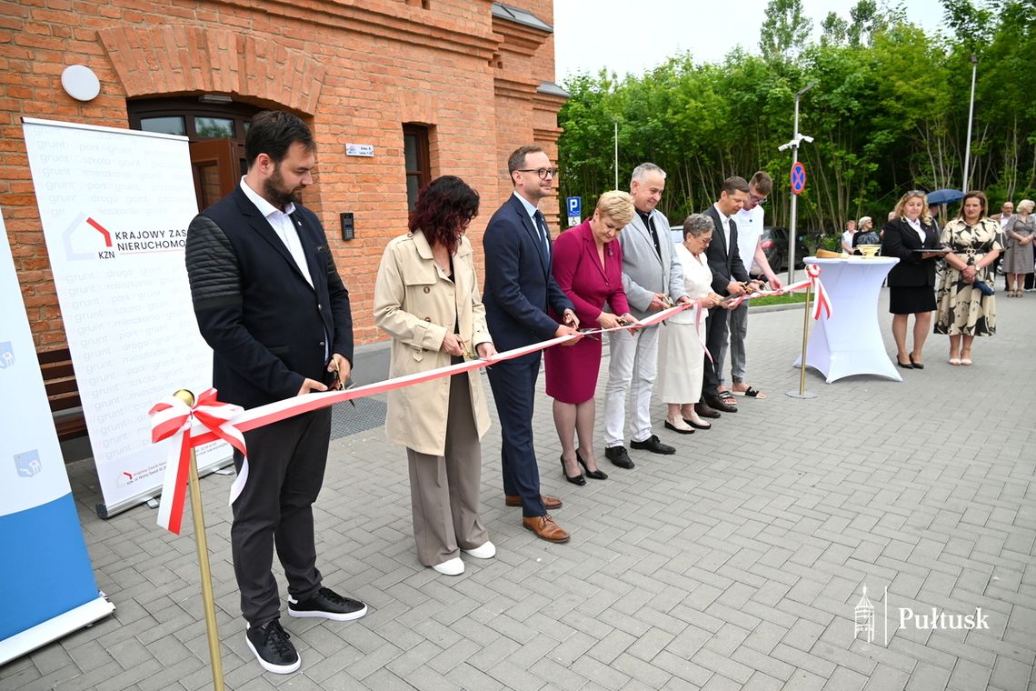 Uroczyste otwarcie obiektu przy al. Tysiąclecia 2A i odsłonięcie tablic 13. Pułku Piechoty Uroczyste otwarcie obiektu przy al. Tysiąclecia 2A i odsłonięcie tablic 13. Pułku Piechoty