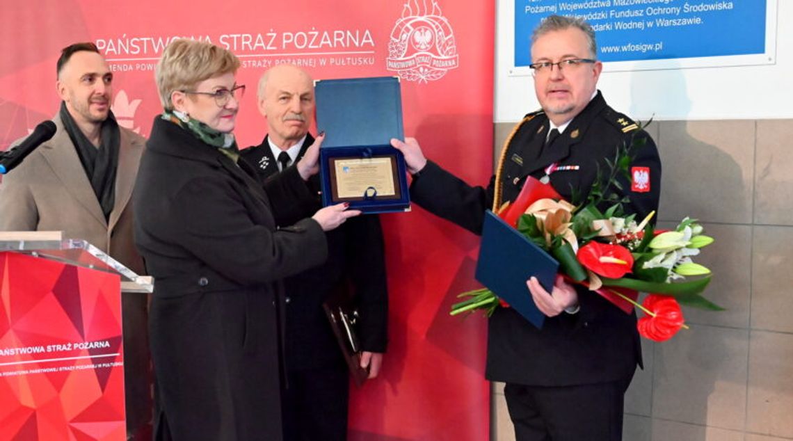 Uroczysty apel w Komendzie Powiatowej Państwowej Straży Pożarnej