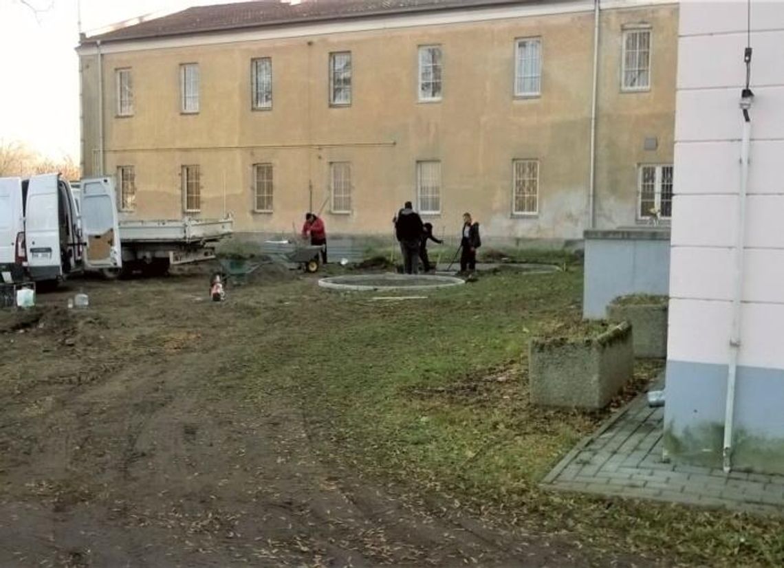 Urządzają plac zabaw przy przedszkolu