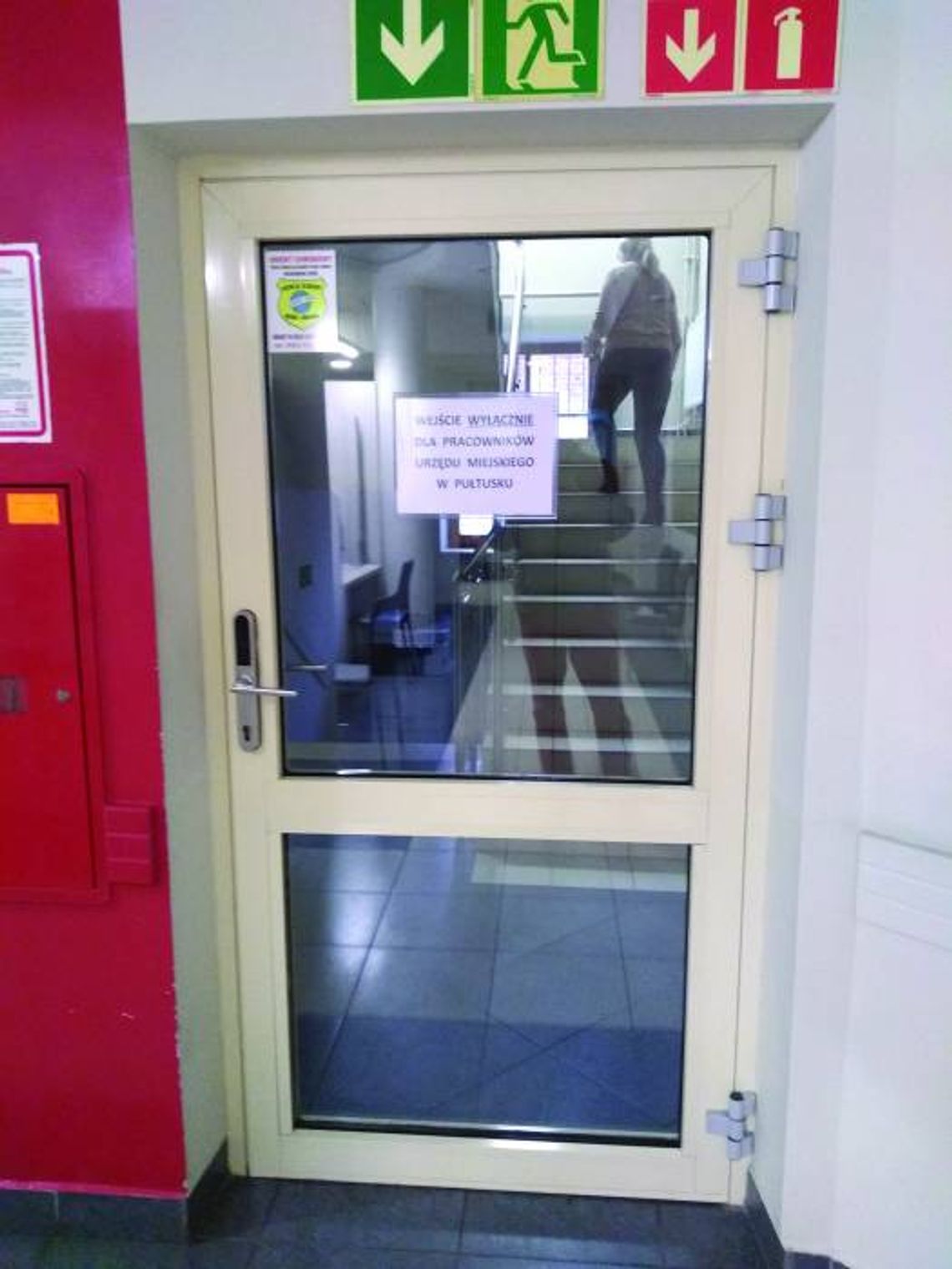 Urzędnicy zamknięci w szklanej wieży