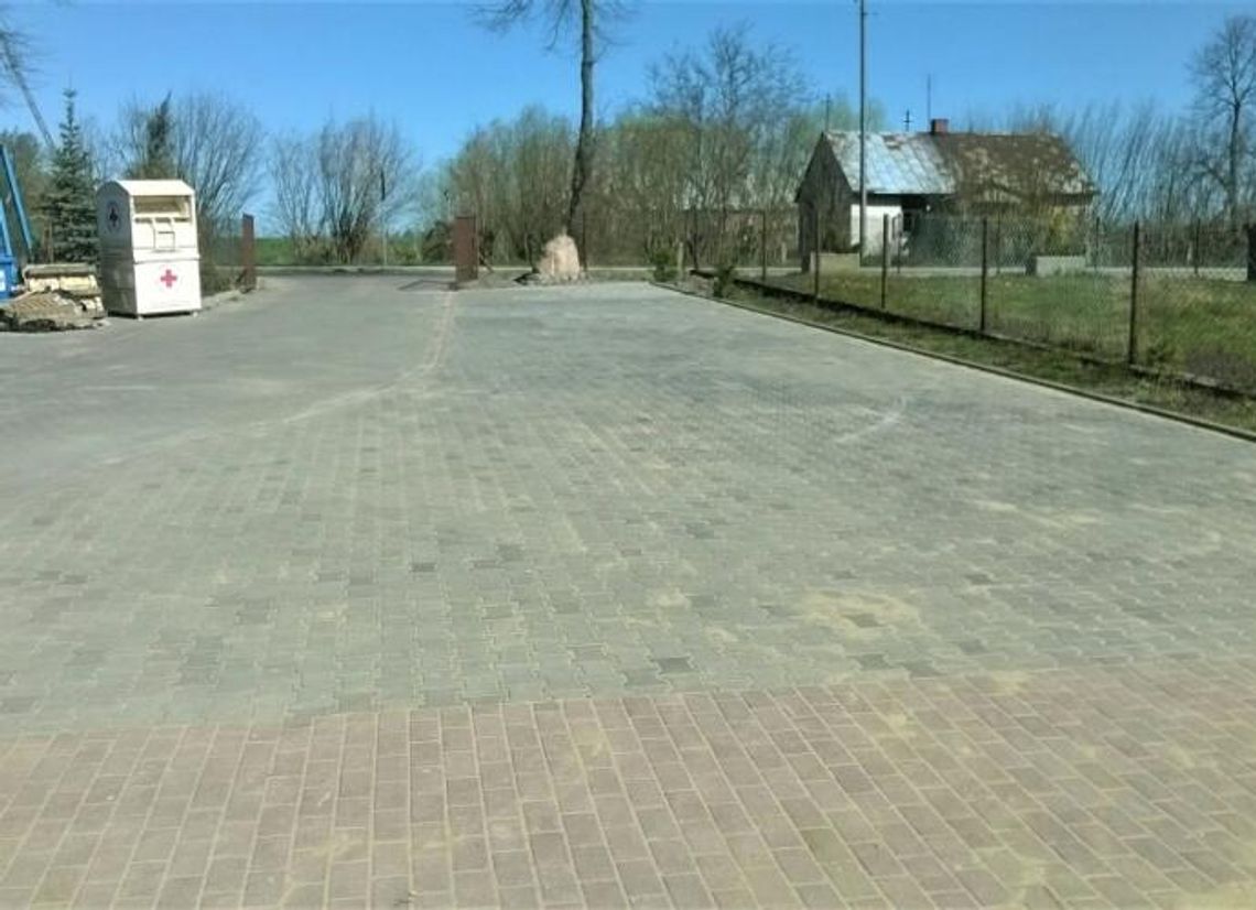 Utwardzenie placu przy szkole w Płocochowie