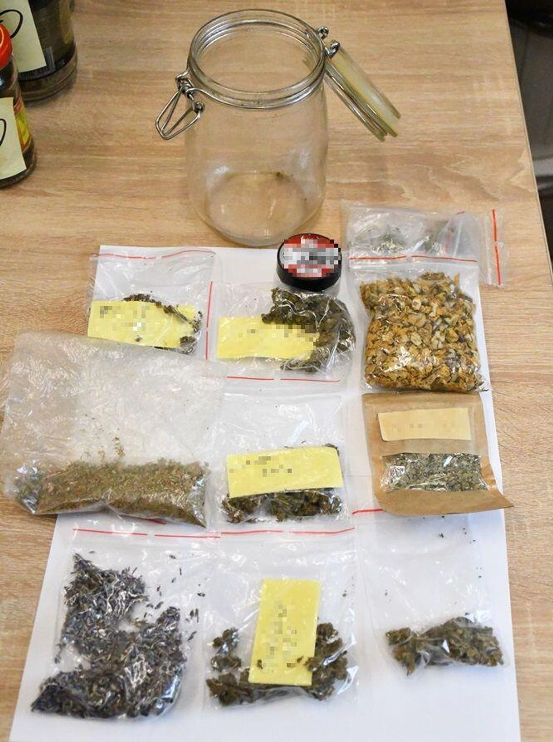 W słoikach była marihuana