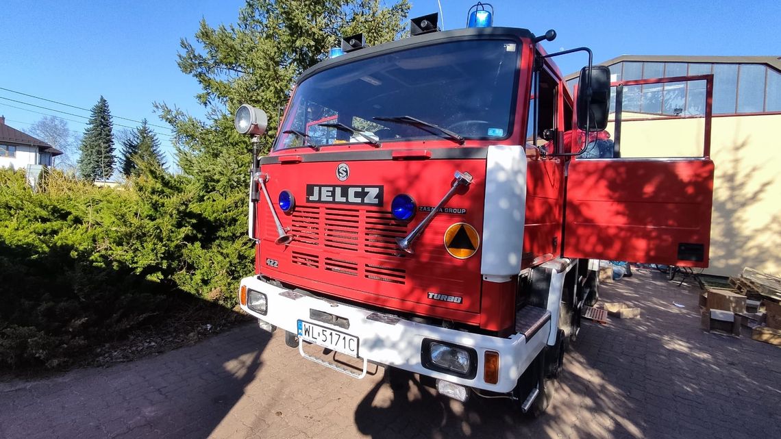 WIELISZEW. Uszkodzony passat pod cmentarzem