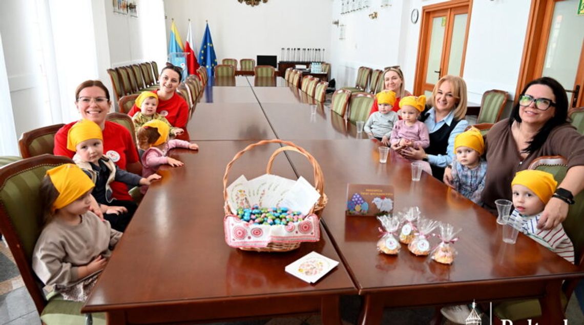Wielkanocna wizyta dzieci ze Żłobka Miejskiego w Urzędzie Miejskim