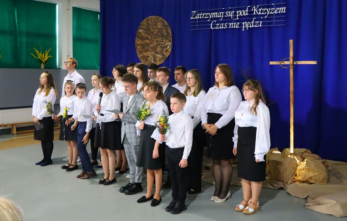 „Zatrzymaj się pod Krzyżem”– poruszające Misterium Paschalne w pułtuskim SOSW „Zatrzymaj się pod Krzyżem”– poruszające Misterium Paschalne w pułtuskim SOSW