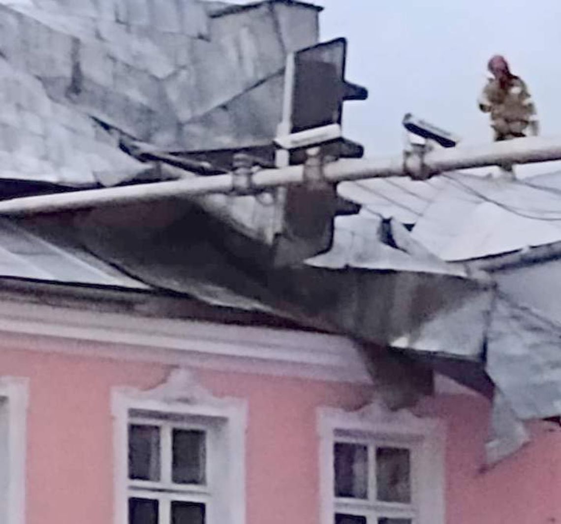 Zerwany dach na szpitalu i przygnieciony samochód