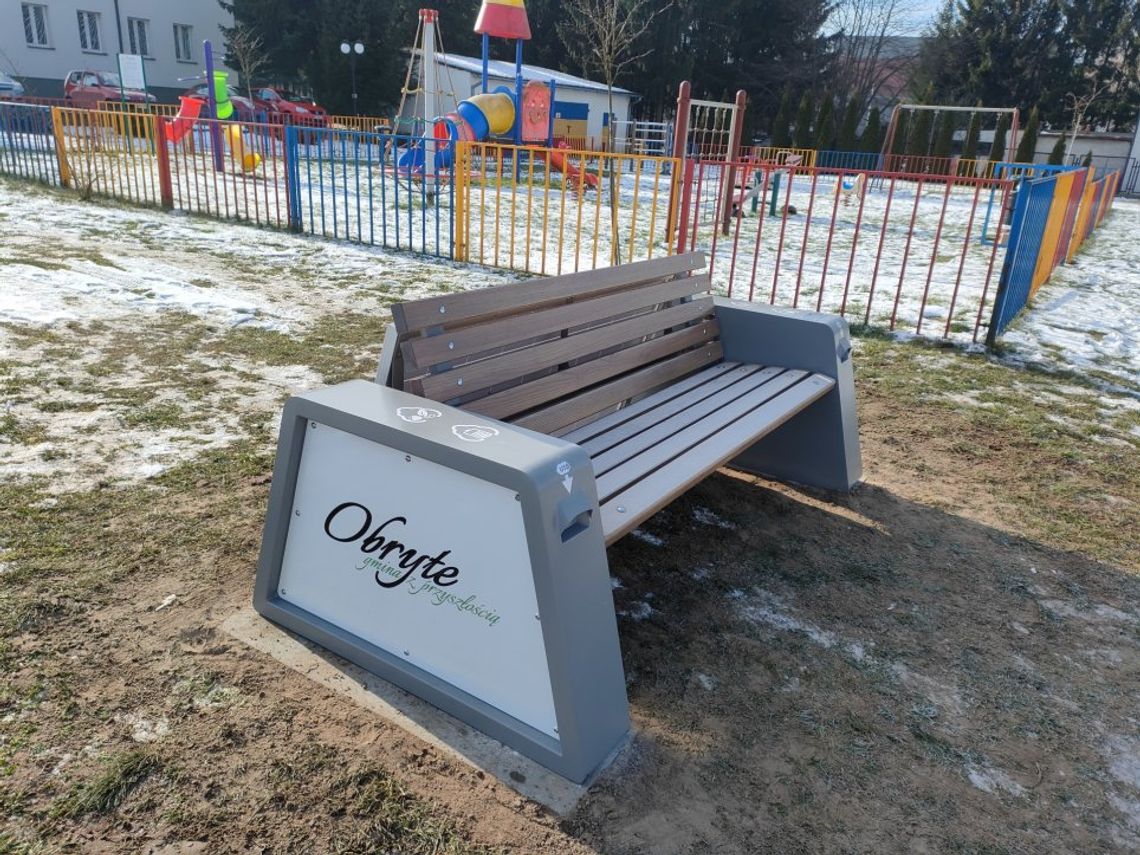 Zielona ławka na placu zabaw w Obrytem