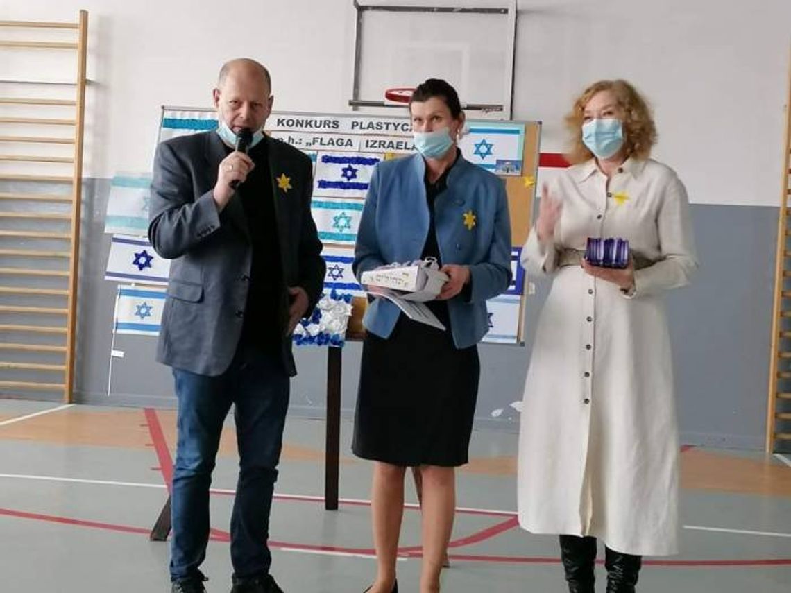 ŻONKILE POD PUŁTUSKIM POMNIKIEM