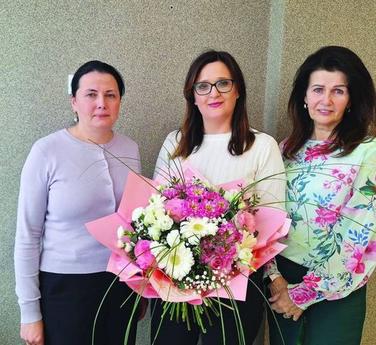 Gratulacje tuż po wygranym konkursie. Od ustępującej pani dyrektor Ewy Leszczyńskiej i zastępcy dyrektora szkoły Anny Kwiatkowskiej, która pozostaje na tym stanowisku. 